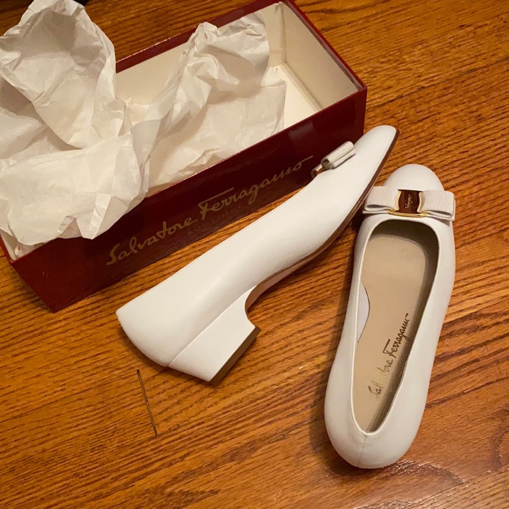 Salvatore ferragamo bow pumps white